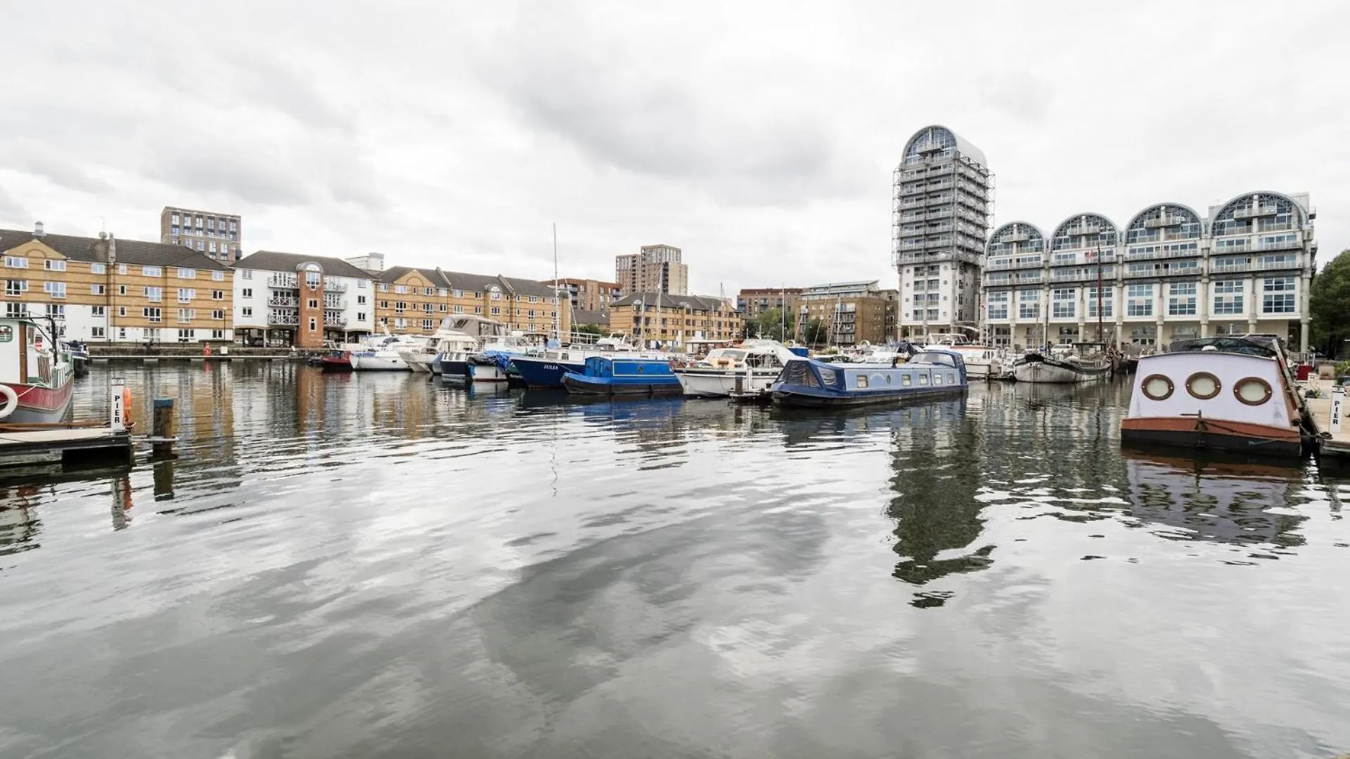 Apartment Luxe Riverside 3 Bed, 2 Bath En-Suite, Balcony Views With Great Transport Links In London - Perfect For Long Stays