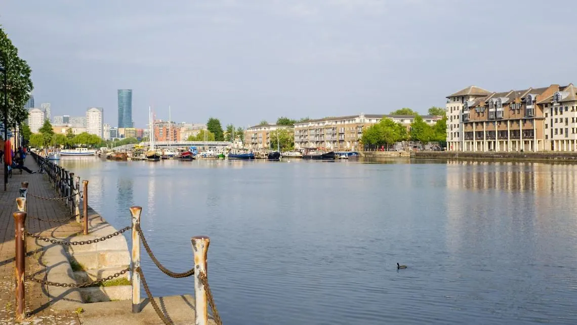 Apartment Luxe Riverside 3 Bed, 2 Bath En-Suite, Balcony Views With Great Transport Links In London - Perfect For Long Stays