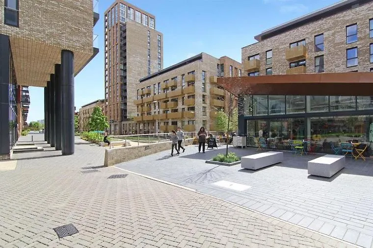 Luxe Riverside 3 Bed, 2 Bath En-Suite, Balcony Views With Great Transport Links In London - Perfect For Long Stays
