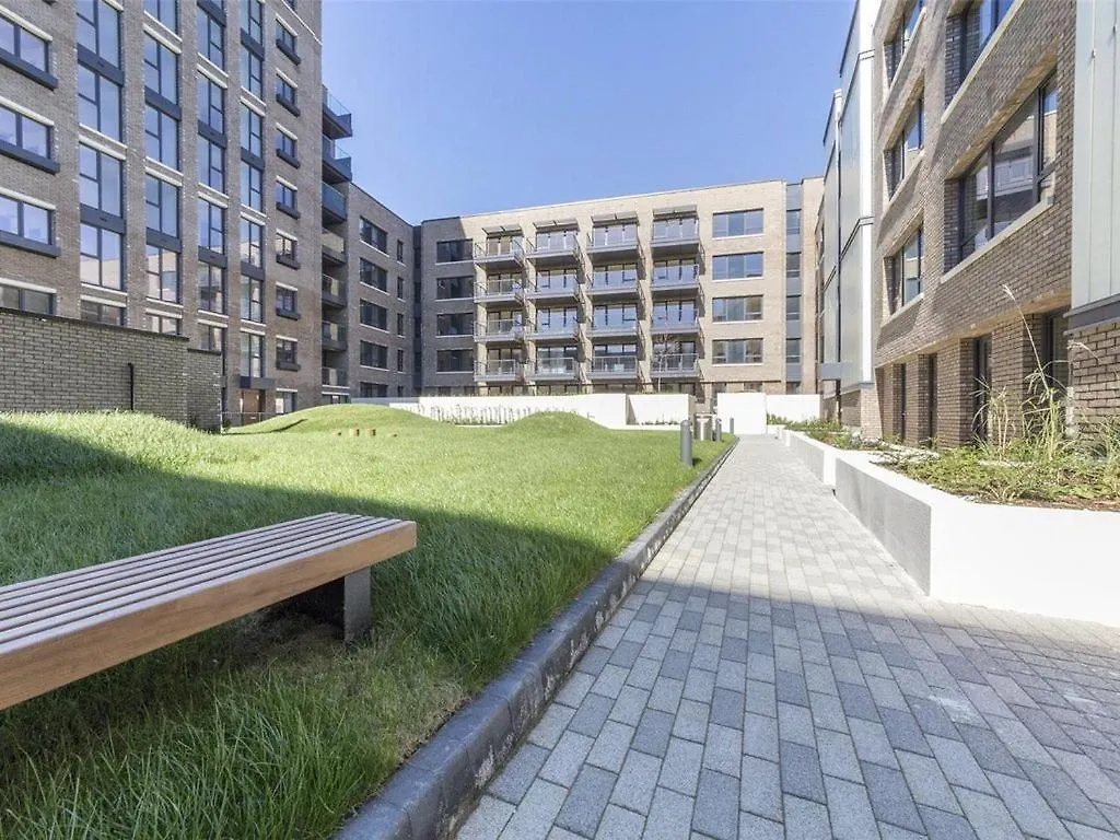 Luxe Riverside 3 Bed, 2 Bath En-Suite, Balcony Views With Great Transport Links In London - Perfect For Long Stays