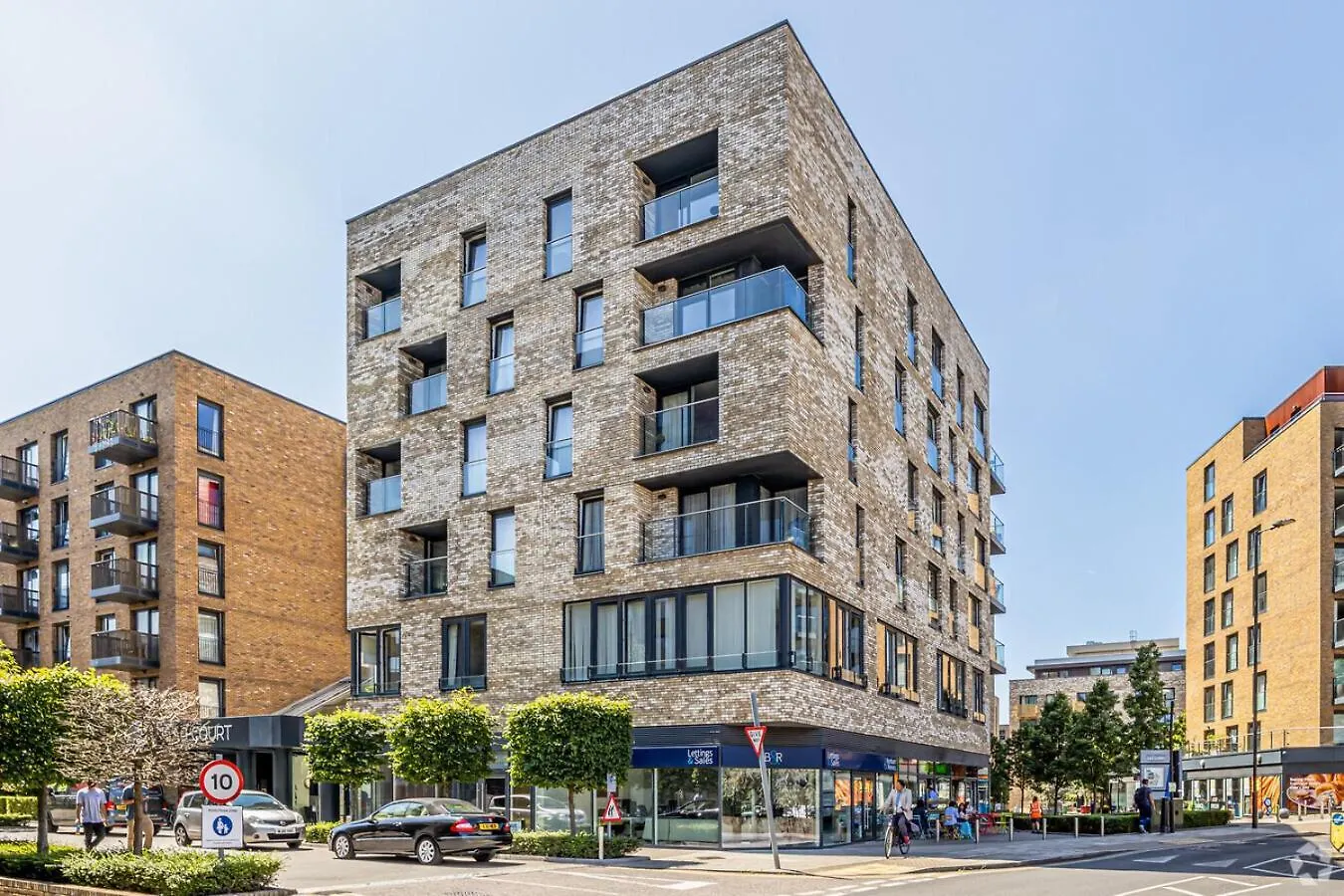 Luxe Riverside 3 Bed, 2 Bath En-Suite, Balcony Views With Great Transport Links In London - Perfect For Long Stays Apartment