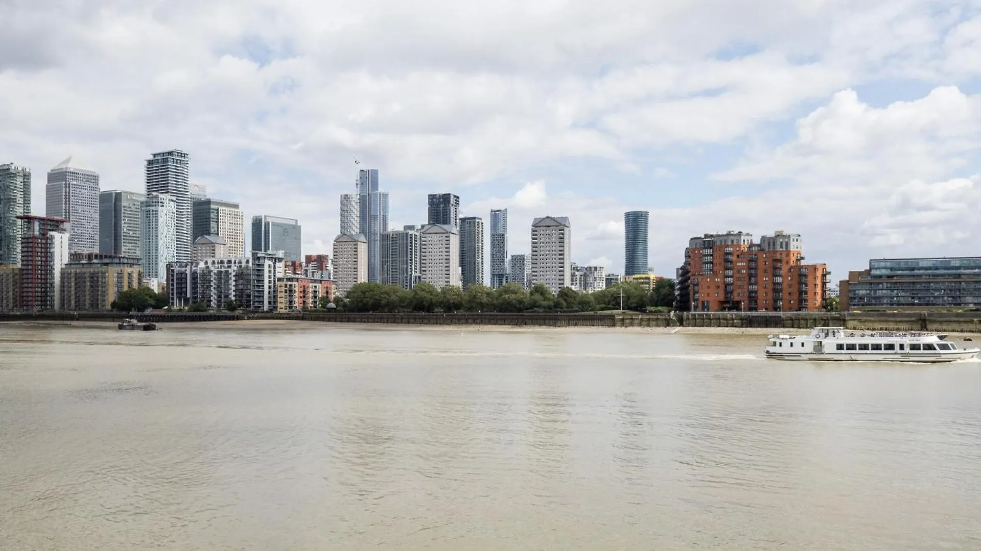 Luxe Riverside 3 Bed, 2 Bath En-Suite, Balcony Views With Great Transport Links In London - Perfect For Long Stays 0*,