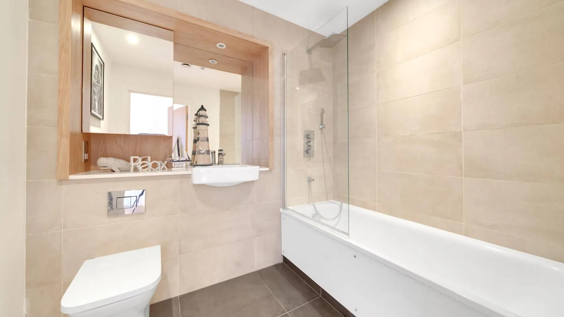 Luxe Riverside 3 Bed, 2 Bath En-Suite, Balcony Views With Great Transport Links In London - Perfect For Long Stays 0*,