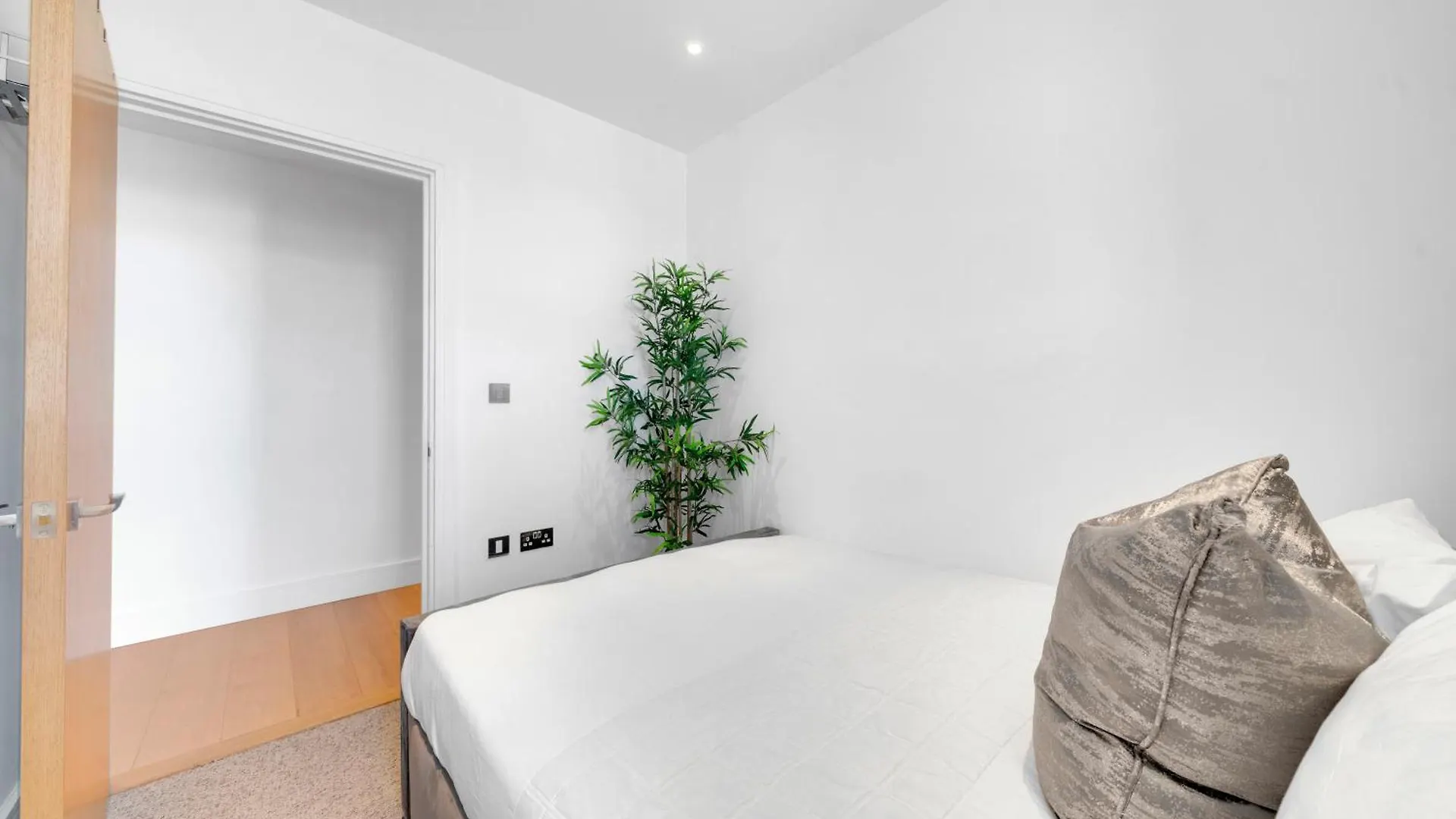 Luxe Riverside 3 Bed, 2 Bath En-Suite, Balcony Views With Great Transport Links In London - Perfect For Long Stays