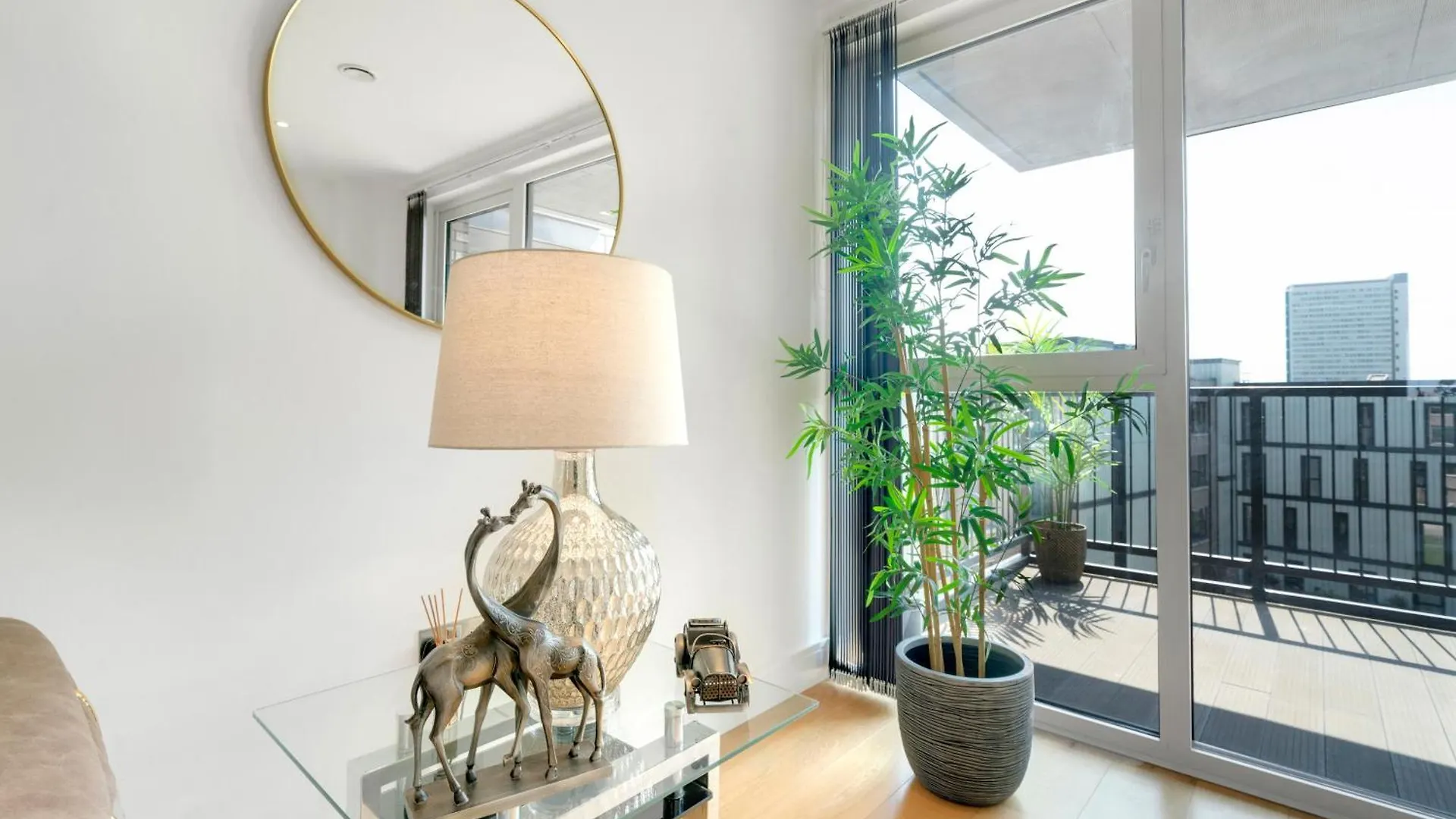 Luxe Riverside 3 Bed, 2 Bath En-Suite, Balcony Views With Great Transport Links In London - Perfect For Long Stays