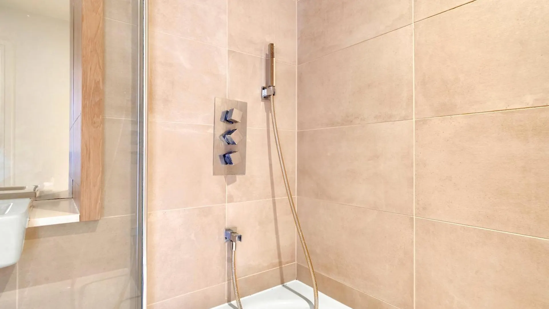 Luxe Riverside 3 Bed, 2 Bath En-Suite, Balcony Views With Great Transport Links In London - Perfect For Long Stays Apartment