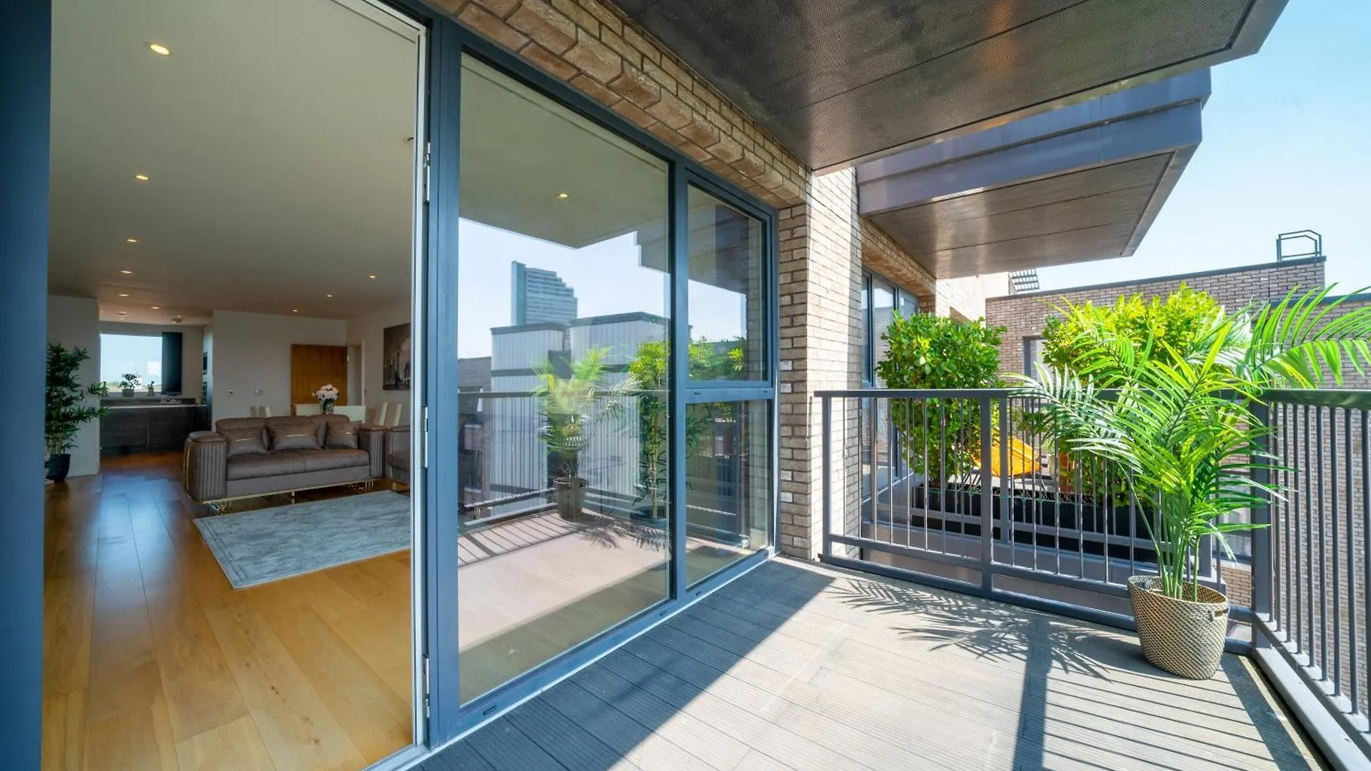 Luxe Riverside 3 Bed, 2 Bath En-Suite, Balcony Views With Great Transport Links In London - Perfect For Long Stays 0*,