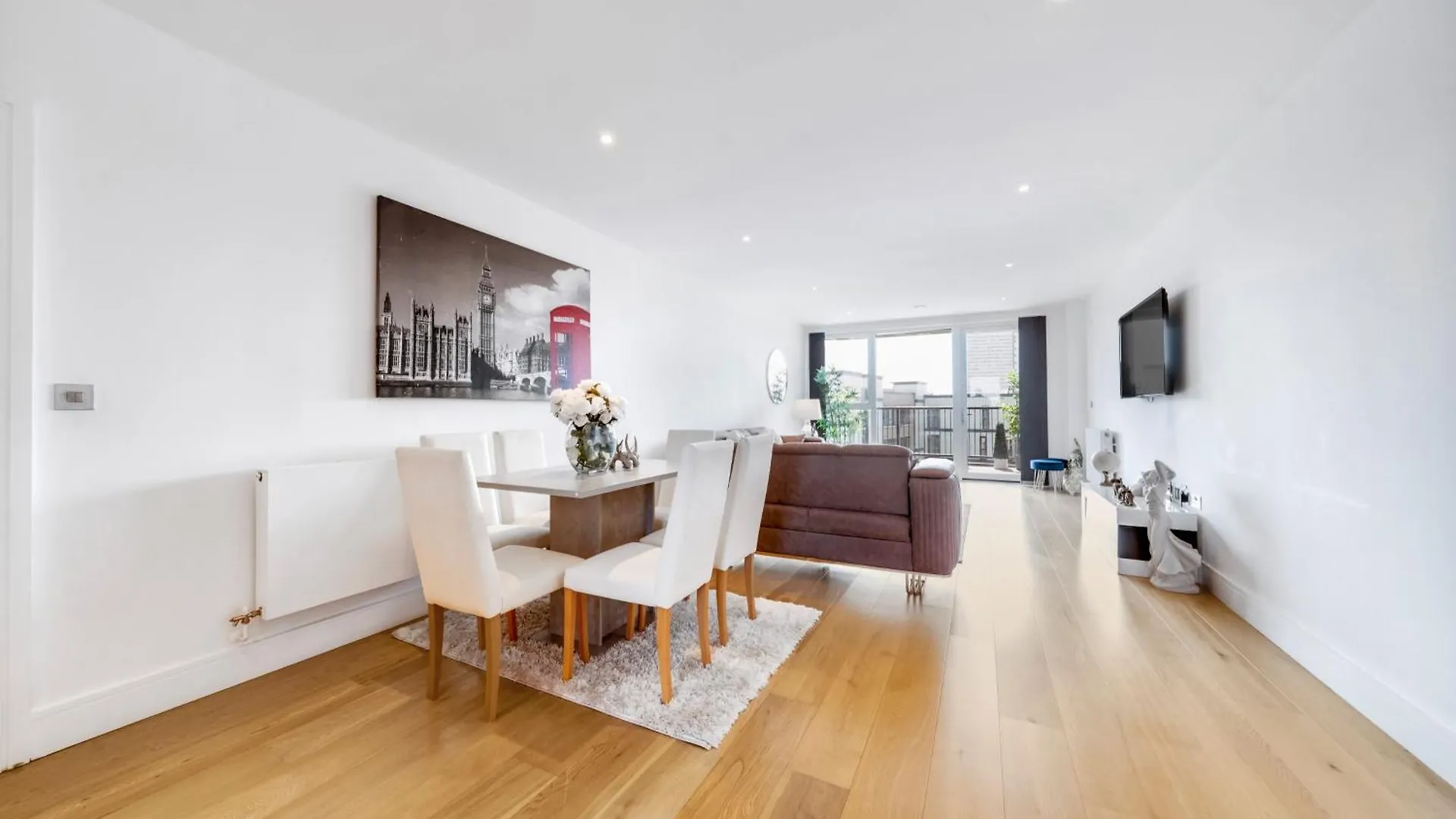Apartment Luxe Riverside 3 Bed, 2 Bath En-Suite, Balcony Views With Great Transport Links In London - Perfect For Long Stays