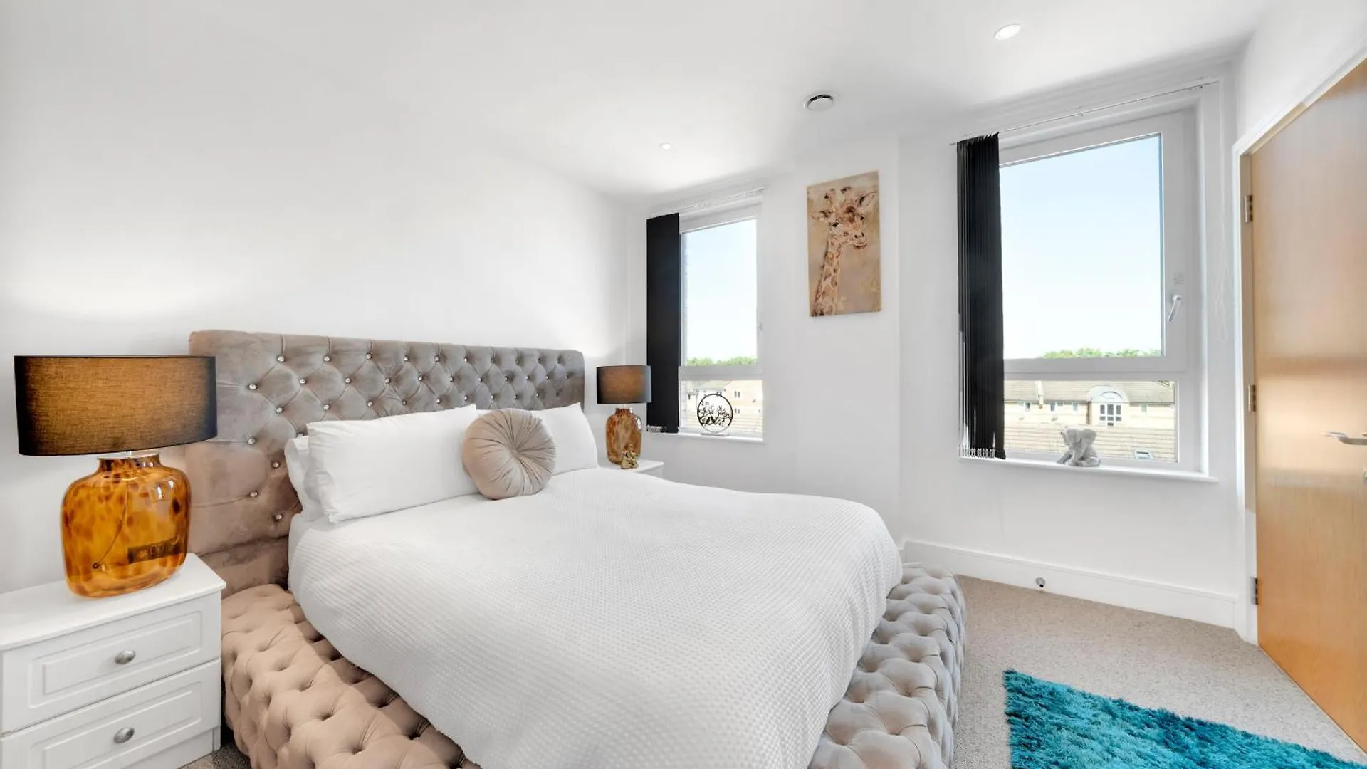 Luxe Riverside 3 Bed, 2 Bath En-Suite, Balcony Views With Great Transport Links In London - Perfect For Long Stays United Kingdom