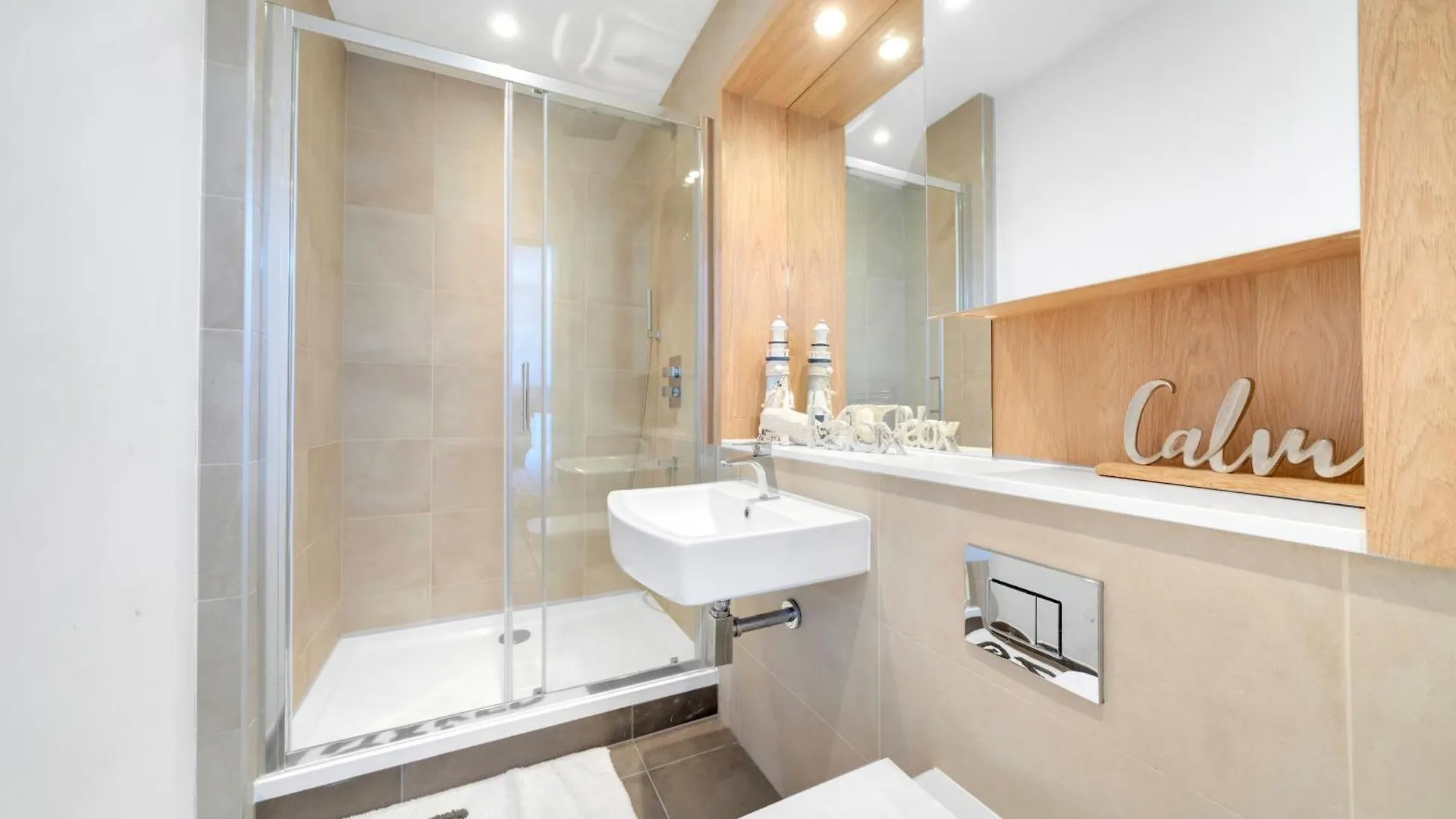 Apartment Luxe Riverside 3 Bed, 2 Bath En-Suite, Balcony Views With Great Transport Links In London - Perfect For Long Stays