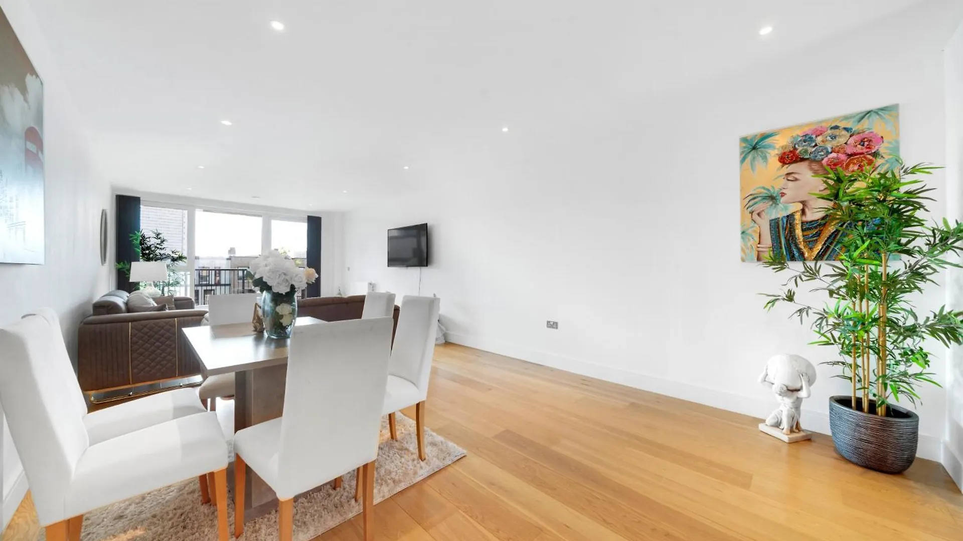 Apartment Luxe Riverside 3 Bed, 2 Bath En-Suite, Balcony Views With Great Transport Links In London - Perfect For Long Stays United Kingdom