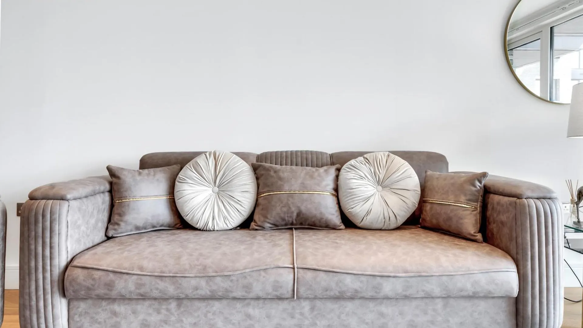 Luxe Riverside 3 Bed, 2 Bath En-Suite, Balcony Views With Great Transport Links In London - Perfect For Long Stays