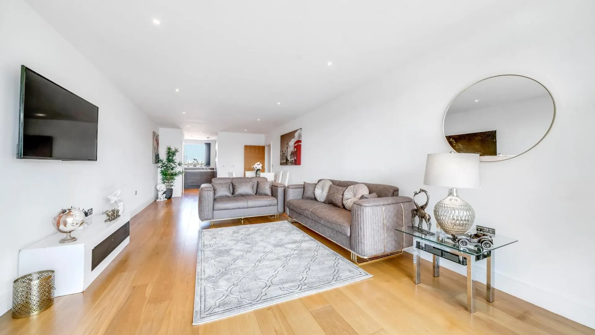 Luxe Riverside 3 Bed, 2 Bath En-Suite, Balcony Views With Great Transport Links In London - Perfect For Long Stays Apartment