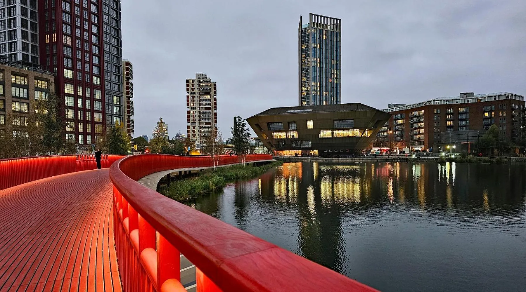 Luxe Riverside 3 Bed, 2 Bath En-Suite, Balcony Views With Great Transport Links In London - Perfect For Long Stays Appartamento