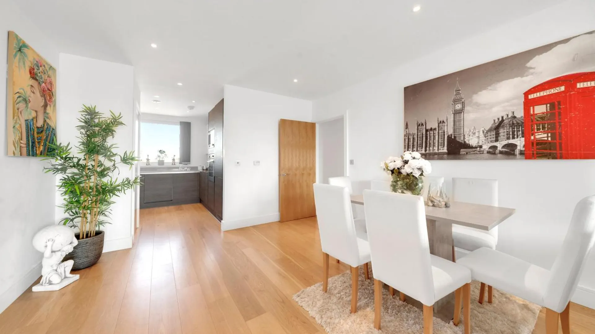 Luxe Riverside 3 Bed, 2 Bath En-Suite, Balcony Views With Great Transport Links In London - Perfect For Long Stays