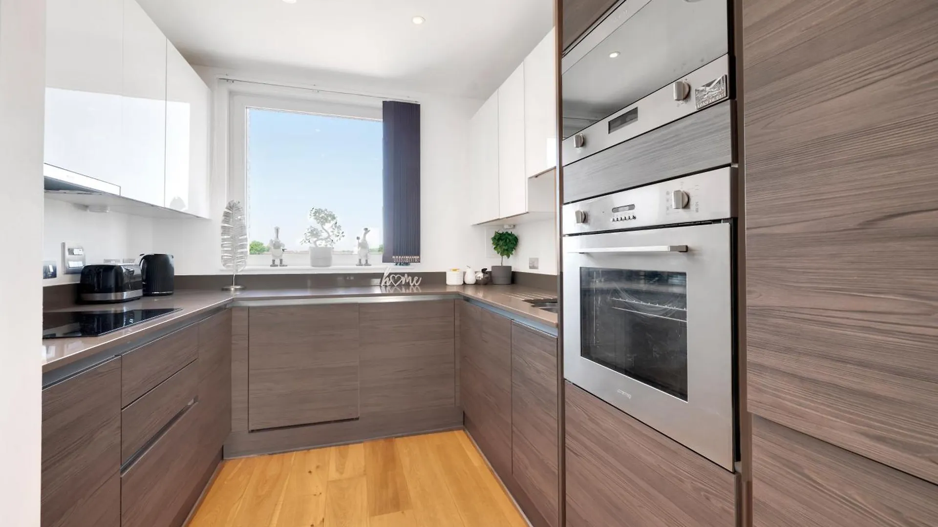 Appartamento Luxe Riverside 3 Bed, 2 Bath En-Suite, Balcony Views With Great Transport Links In London - Perfect For Long Stays