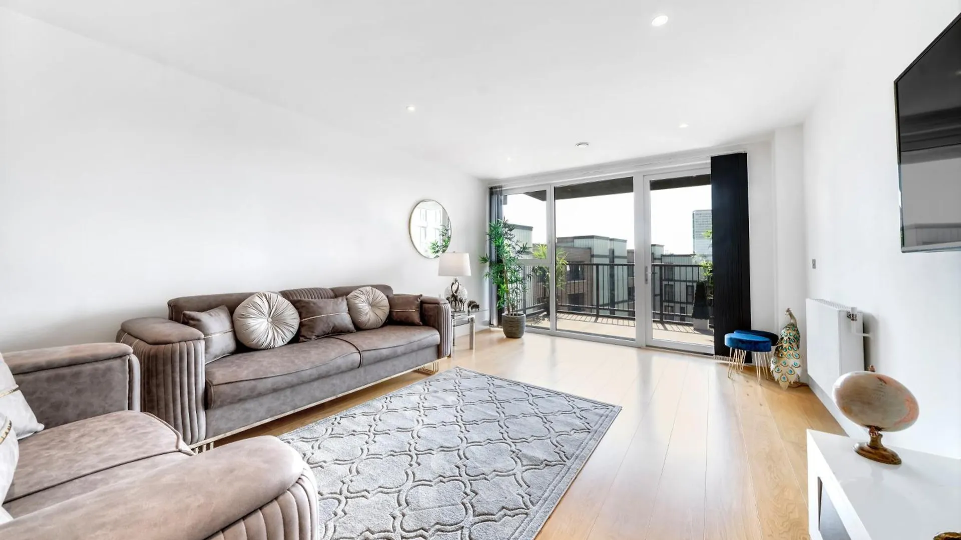 Appartamento Luxe Riverside 3 Bed, 2 Bath En-Suite, Balcony Views With Great Transport Links In London - Perfect For Long Stays Regno Unito