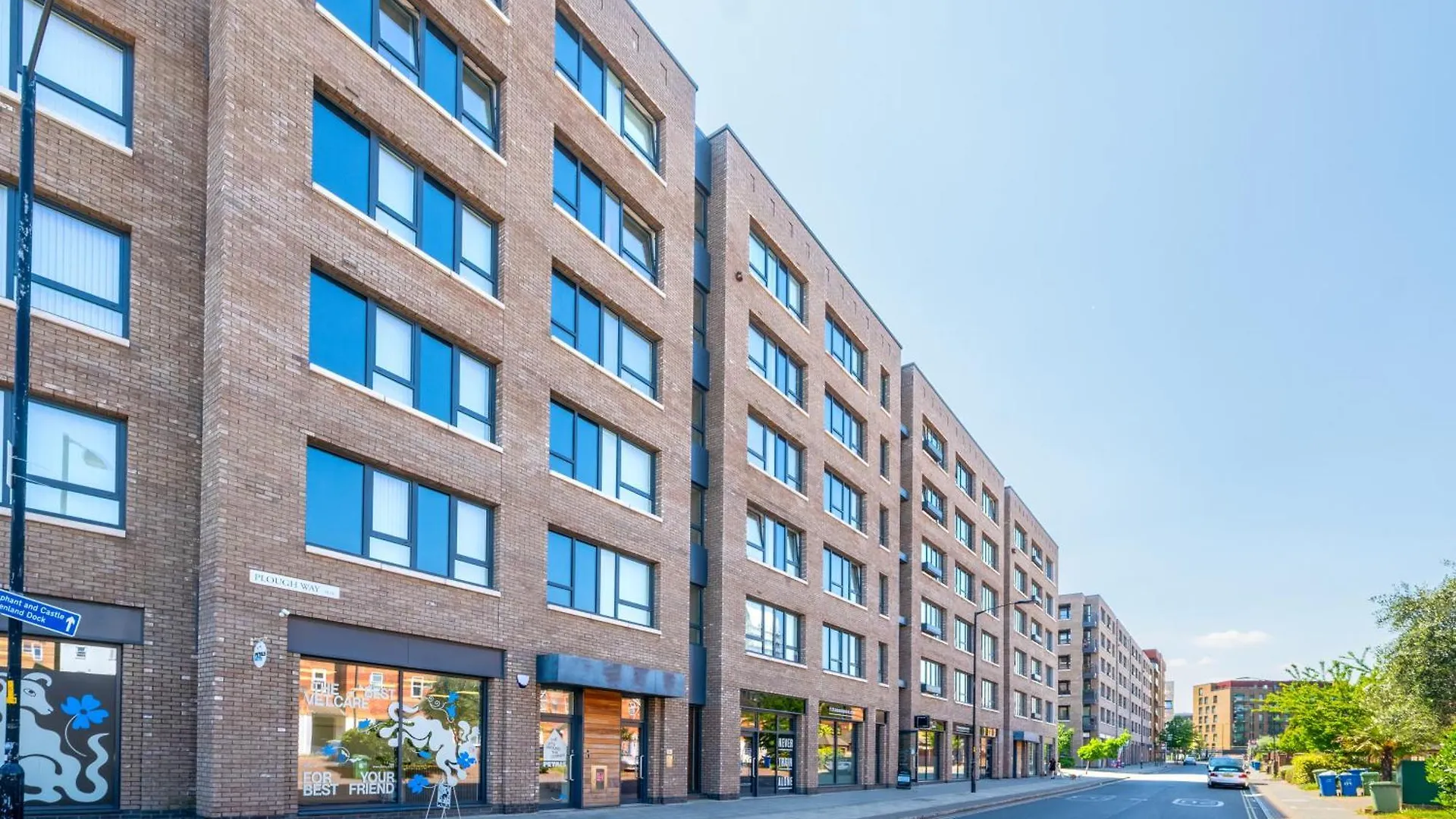 Luxe Riverside 3 Bed, 2 Bath En-Suite, Balcony Views With Great Transport Links In London - Perfect For Long Stays