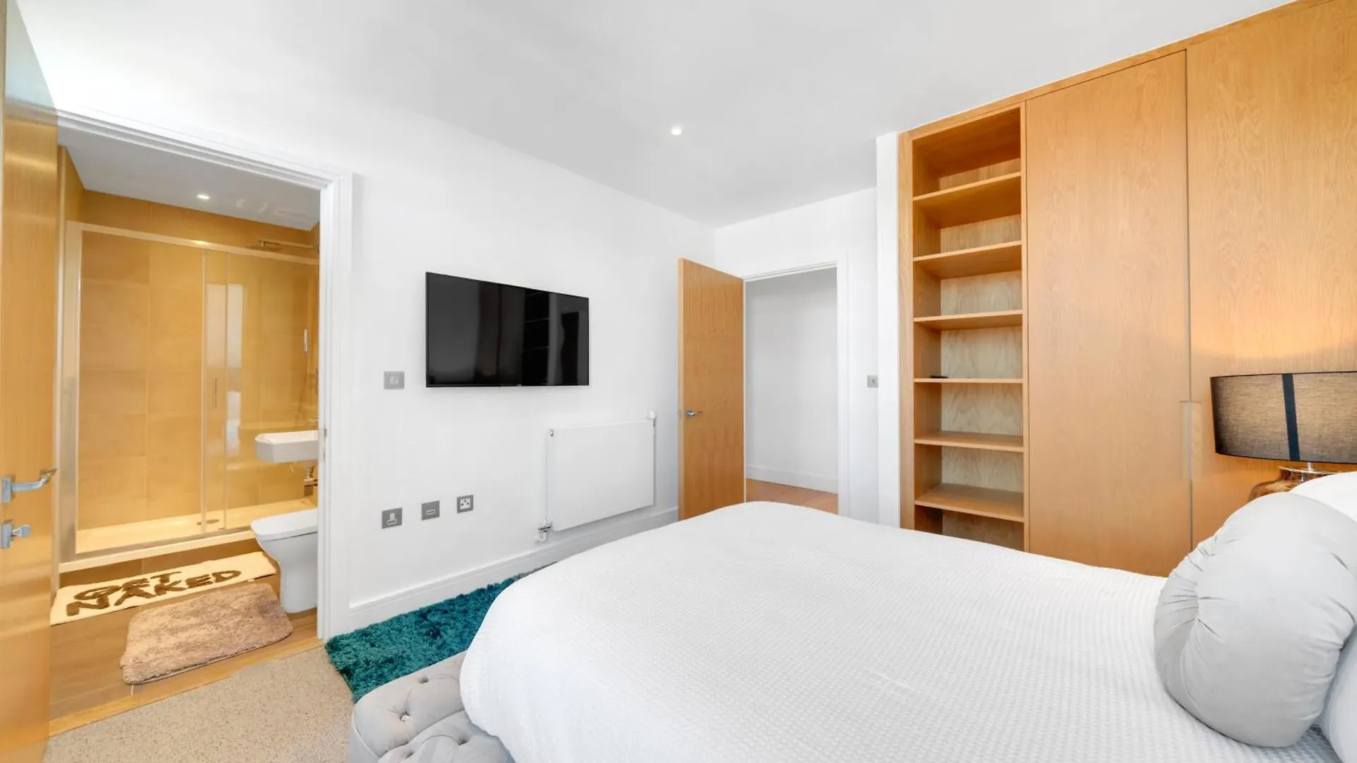 Luxe Riverside 3 Bed, 2 Bath En-Suite, Balcony Views With Great Transport Links In London - Perfect For Long Stays