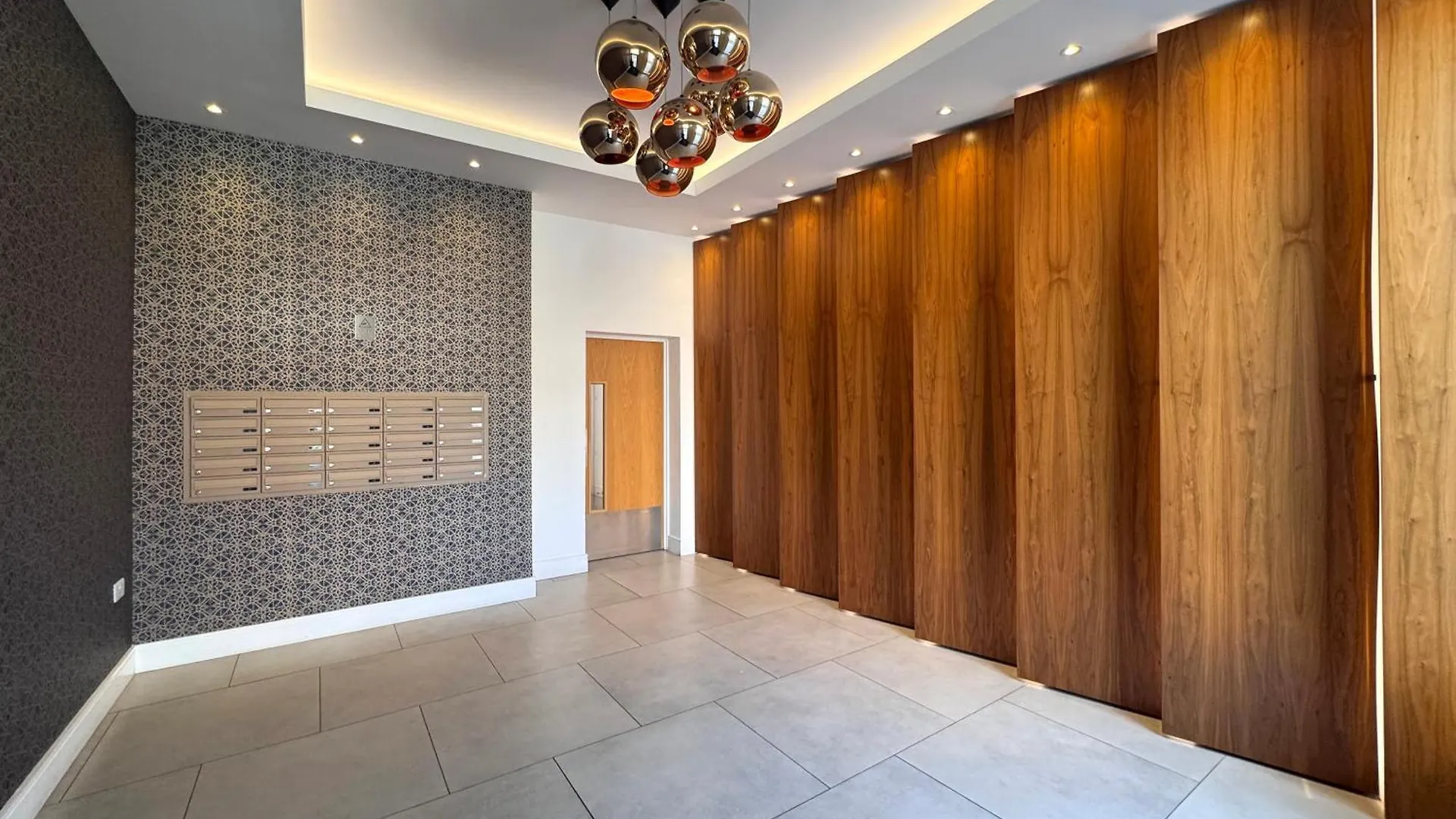 Luxe Riverside 3 Bed, 2 Bath En-Suite, Balcony Views With Great Transport Links In London - Perfect For Long Stays