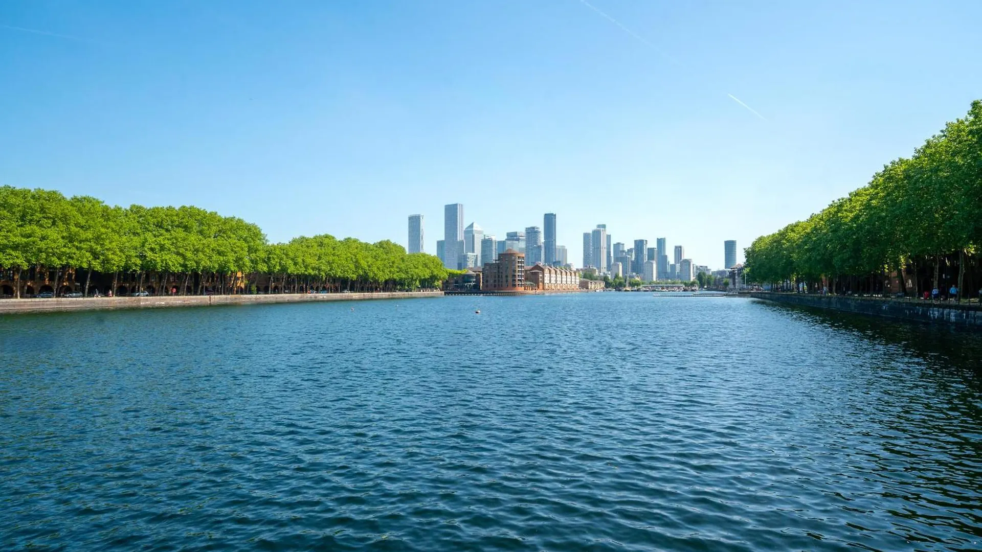 Luxe Riverside 3 Bed, 2 Bath En-Suite, Balcony Views With Great Transport Links In London - Perfect For Long Stays Appartamento